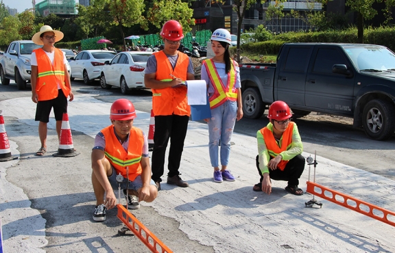 2018年8月，G220試驗路段交工驗收，測量彎沉評估路面的整體強度