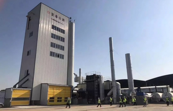 2018年10月12日，來自全國各地的筑養(yǎng)路行業(yè)專家、高校科研學者等150余人，蒞臨豐城綜合養(yǎng)護中心，現(xiàn)場觀摩全環(huán)保瀝青攪拌設備及各類環(huán)保裝置。