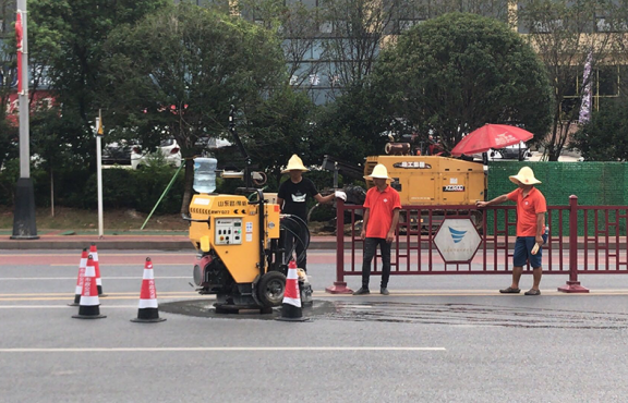 施工機(jī)械化，采用圓形井蓋切割機(jī)整治修復(fù)路面井蓋問(wèn)題